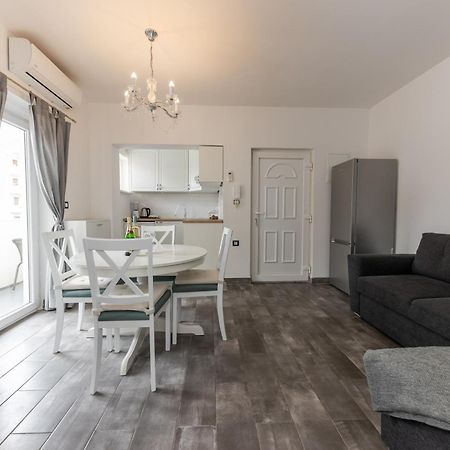 House Niko M With 6 Apartments Split Exterior photo