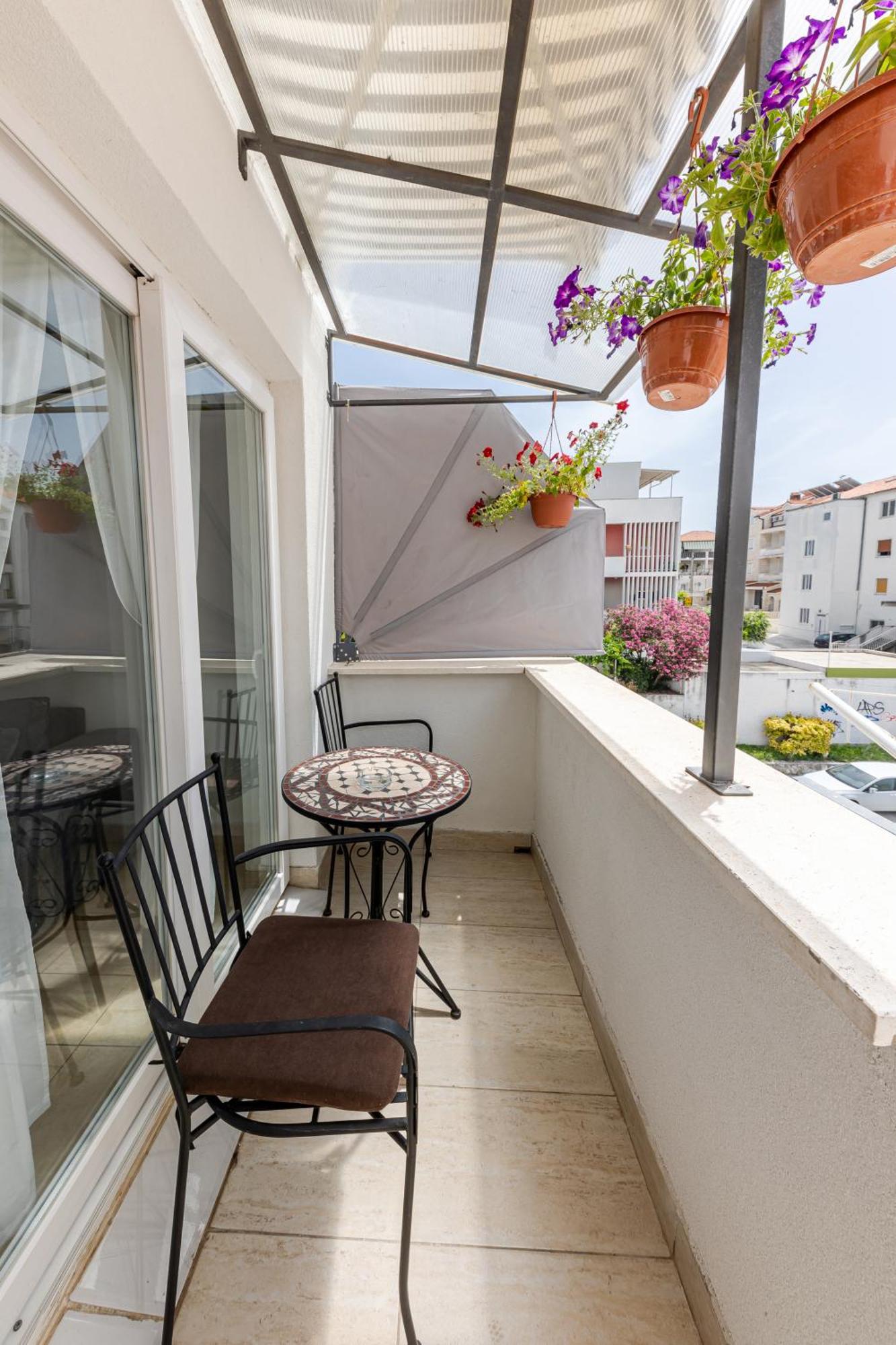 House Niko M With 6 Apartments Split Exterior photo