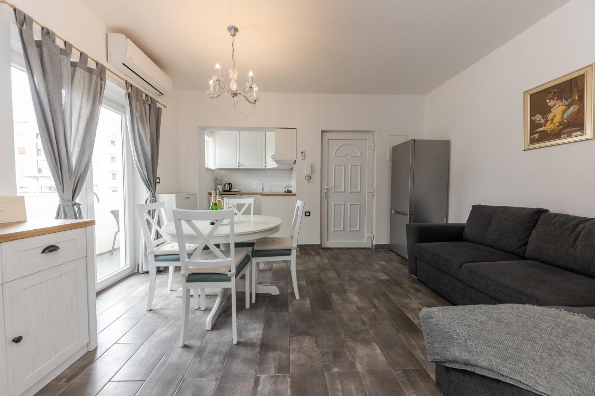 House Niko M With 6 Apartments Split Exterior photo